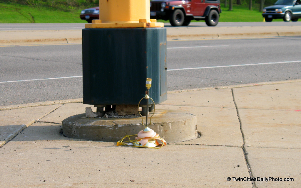 I'm sure there is a story behind the broken lamp, but it sure was an odd thing to see while waiting for the stoplight to turn green. 