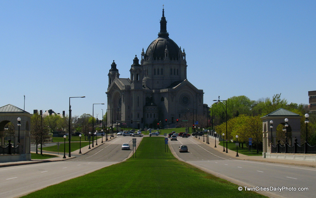 A distance view of the Cathedral of Saint Paul.